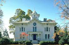 изящная симметрия с круглым окном